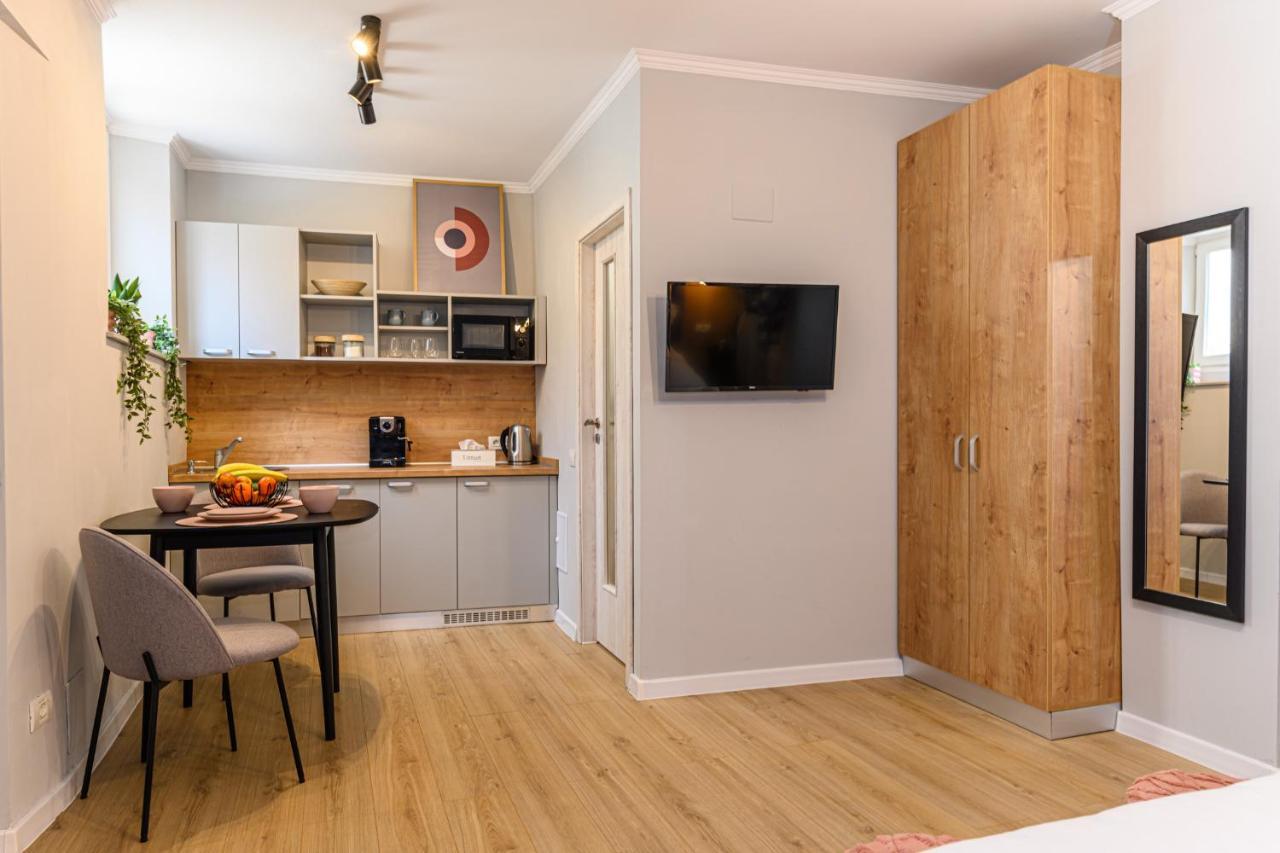 Season Apartment