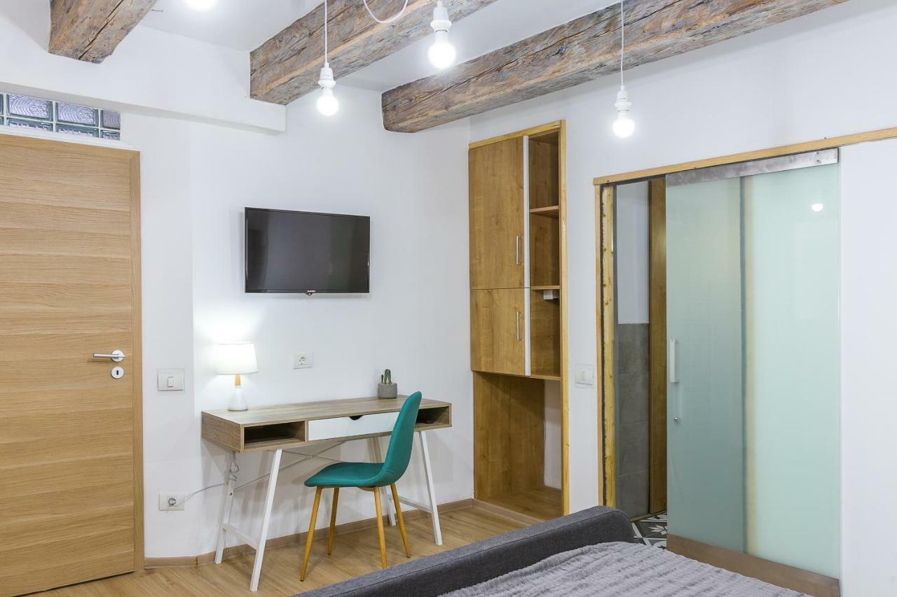Apartment Season
